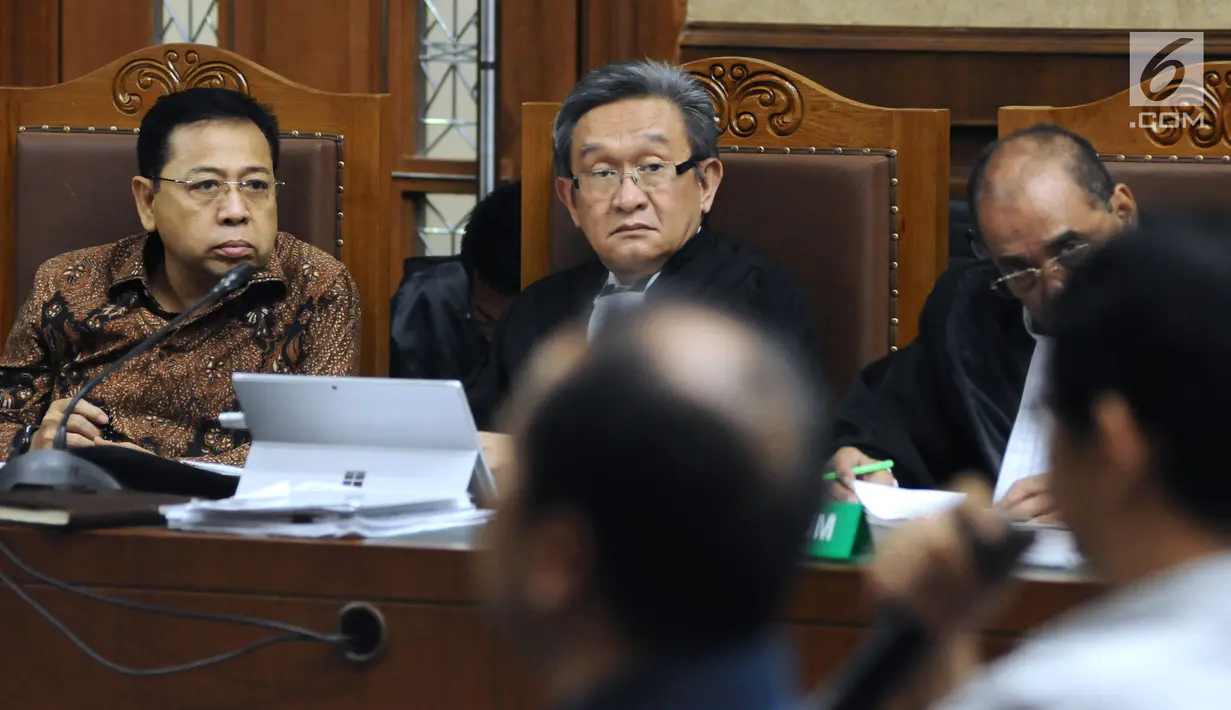 Terdakwa dugaan korupsi proyek e-KTP Setya Novanto (kiri) mendengar keterangan saksi saat mengikuti sidang lanjutan di Pengadilan Tipikor, Jakarta, Kamis (18/1). Sidang beragendakan mendengar keterangan saksi. (Liputan6.com/Helmi Fithriansyah)