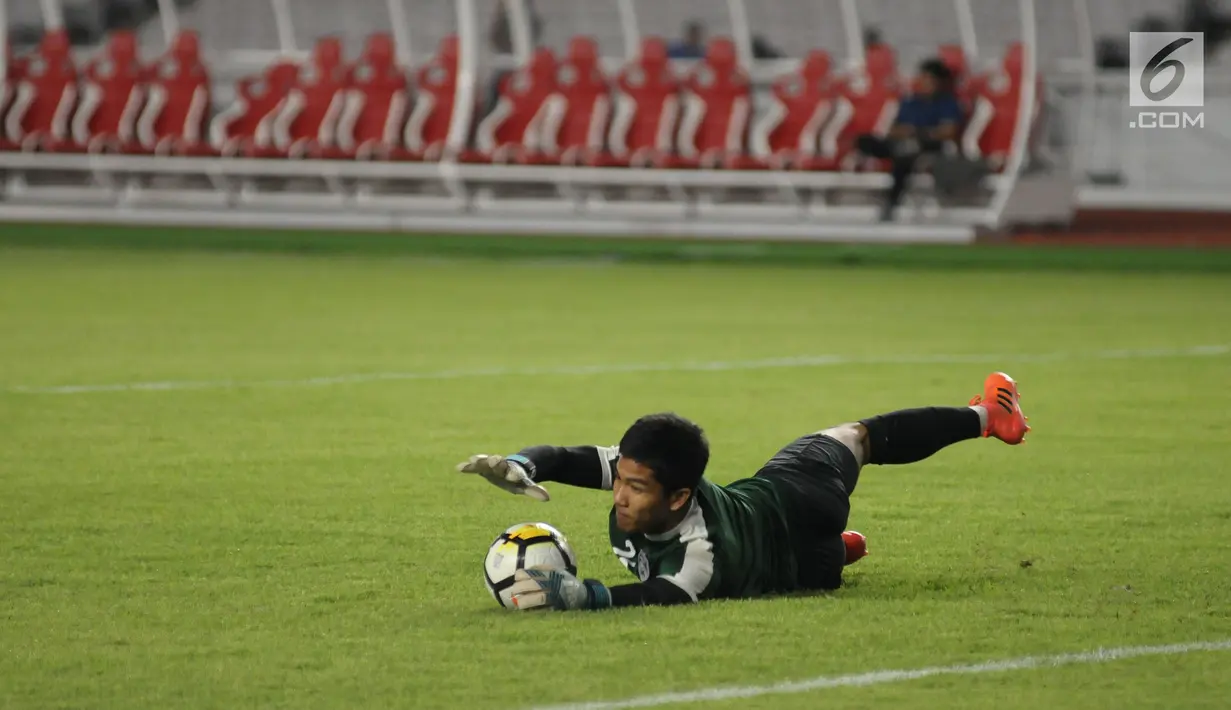 Salah satu penjaga gawang Johor Darul Ta'zim (JDT) melakukan latihan resmi jelang laga penyisihan Grup H Piala AFC 2018 melawan Persija di Stadion GBK, Jakarta, Senin (9/4). Laga kedua tim akan digelar, Selasa (10/4). (Liputan6.com/Helmi Fithriansyah)