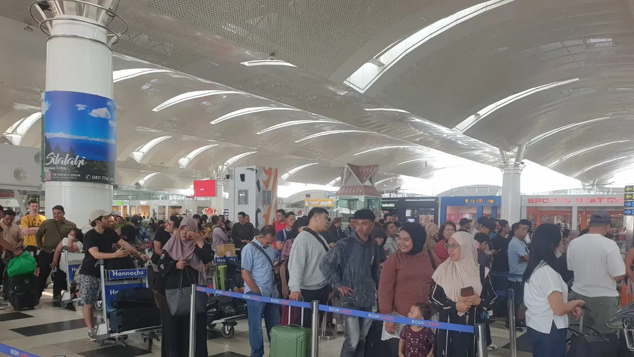 Situasi di Bandara Kualanamu terimbas abu vulkanik Anak Krakatau. (Liputan6.com/Reza Efendi)