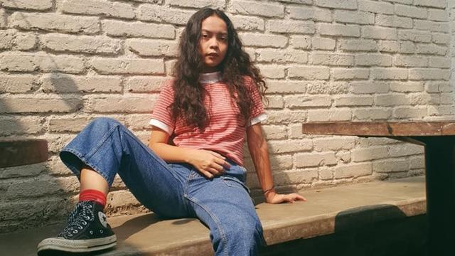 6 Potret Tarapti Ikhtiar Vokalis Svmmerdose yang Bergaya Nyentrik