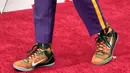Sepatu sutradara Spike Lee saat tiba di karpet merah Oscar 2020 di Dolby Theatre, Los Angeles, Minggu (9/2/2020). Sutradara 'BlackKKKlansman' yang menangkan piala Best Adapted Screenplay di Academy Awards 2019 ini  menggunakan sneakers Nike Kobe 9 Elite 'Strategy.' (Amy Sussman/Getty Images/AFP)
