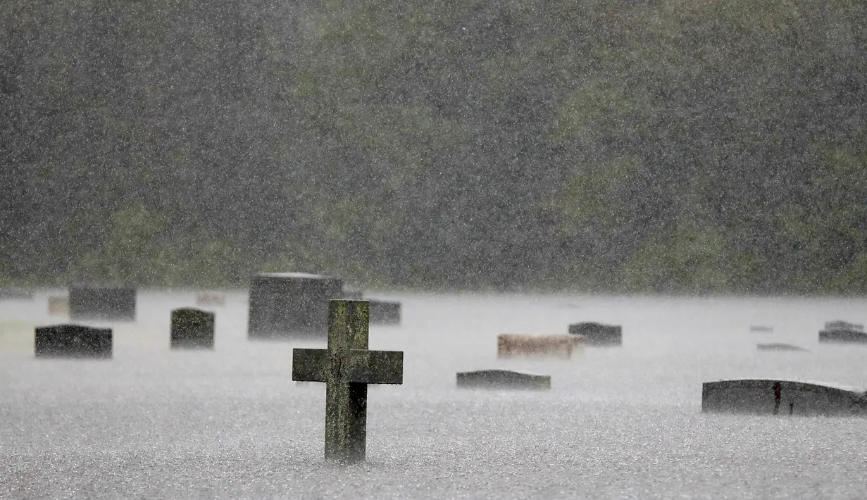 Pemakaman terendam banjir setelah badai Florence menerjang Marion, Carolina Selatan, AS, Minggu (16/9). Badai Florence tersebut menerjang kawasan Carolina Selatan dan Utara. (AP Photo/Gerald Herbert)