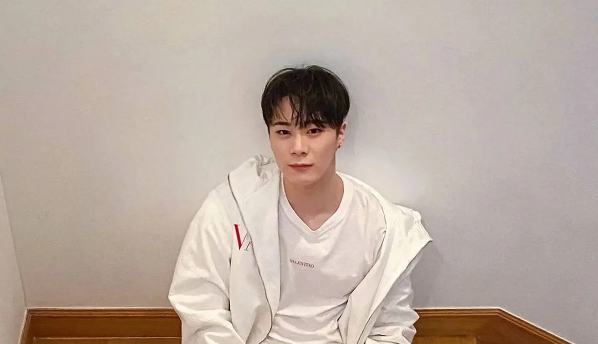 Atau tampilan monokrom dengan warna yang kontras. Moonbin di foto ini mengenakan outfit serba putih, kaus putih dengan motif tulisan kecil, jaket, celana panjang, hingga sneakers yang semuanya berwarna putih. Foto: Instagram.