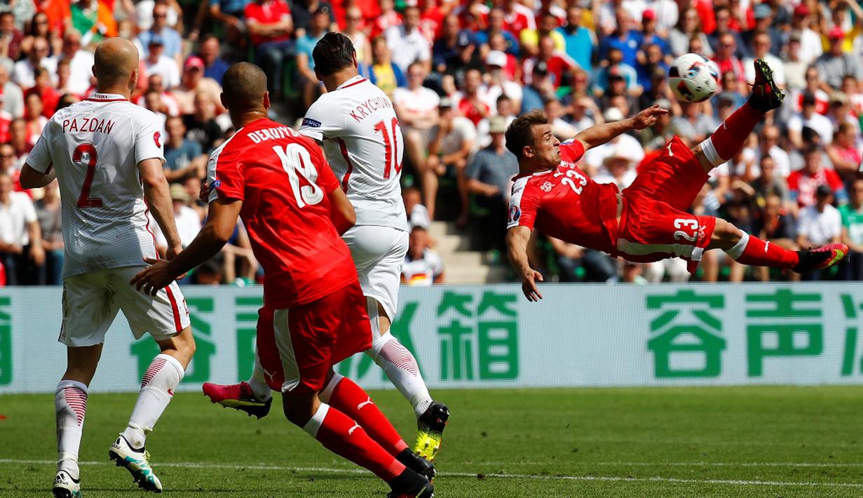 Tendangan salto pemain Swiss, Xherdan Shaqiri, berbuah gol balasan ke gawang Polandia pada babak 16 besar Piala Eropa 2016 di Stade Geoffroy-Guichard, Saint-Etienne, (25/6/2016). (Reuters/Kai Pfaffenbach)
