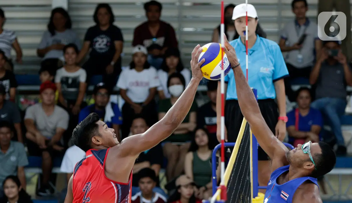 Pevoli pantai Indonesia, Gilang Pribadi, melakukan block saat melawan Thailand pada laga final voli pantai beregu putra SEA Games di Subic Court Tennis, Filipina, Jumat (6/12/2019). Indonesia berhasil meraih emas. (Bola.com/M Iqbal Ichsan)