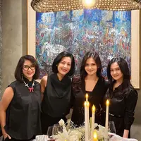Novita Angie hadir mengenakan kemeja sleeveless hitam dipadukan celana panjang warna serasi. Tampilannya dilengkapi dengan kalung mutiara dengan liontin pita. [@cuttaryofficial]