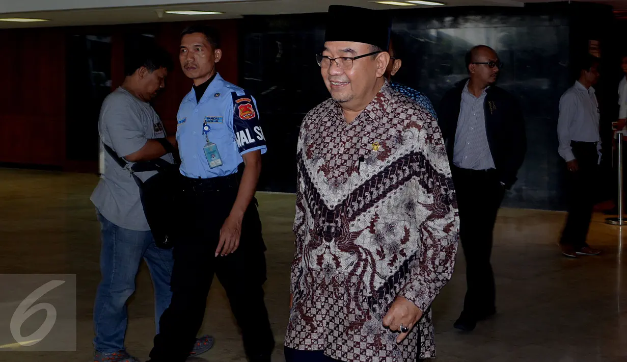Ketua BPK, Harry Azhar Azis berjalan keluar usai melakukan pertemuan dengan Ketua DPR RI Ade Komarudin di Gedung Nusantara III DPR Senayan, Jakarta, Rabu (2/3). Pertemuan tersebut dalam rangka silaturahmi antara kedua lembaga. (Liputan6.com/Johan Tallo)