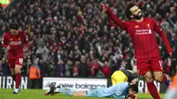 Penyerang Liverpool, Mohamed Salah, melakukan selebrasi usai membobol gawang Southampton pada laga Premier League di Stadion Anfield, Sabtu (1/2/2020). Liverpool menang 4-0 atas Southampton. (AP/Jon Super)