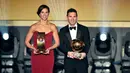 Pemain Barcelona, Lionel Messi dan pemain AS, Carli Lloyd berfoto bersama sambil memegang trofi setelah menerima penghargaan pesepakbola terbaik pada ajang Ballon d'Or 2015 di Kongresshaus, Zurich, Senin (11/1). (AFP PHOTO/FABRICE COFFRINI)