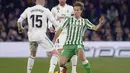 Hadangan pemain Real Betis, Sergio Canales pada laga lanjutan La Liga Spanyol yang berlangsung di stadion Benito Villamarin, Senin (14/1). Real Madrid menang 2-1 atas Real Betis. (AFP/Cristina Quicler)