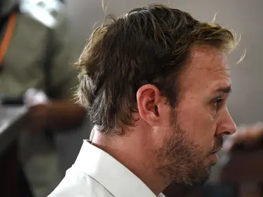 Joshua James Baker dari Australia saat menjalani sidang tuduhan kepemilikan narkoba di pengadilan Denpasar, Bali (23/1). Polisi menangkap Baker di Ngurah Rai dari Bangkok 8 Oktober 2017 setelah membawa obat-obatan terlarang. (AFP Photo/Sonny Tumbelaka)