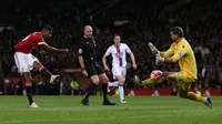 Striker Manchester United, Marcus Rashford (kiri) melakukan tembakan ke arah kiper Crystal Palace, Julian Speroni (kanan), dalam laga di Stadion Old Trafford (20/4/2016). Rashford mendapat perhatian khusus Manajer Timnas Inggris, Roy Hodgson.  (EPA/Nigel 