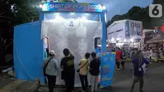 Sebuah kaus putih berukuran 3x3.1 meter menghiasi booth Koze Indonesia pada JakCloth Year End Sale 2019 di Plaza Tenggara GBK Senayan, Jakarta, Kamis (26/12/2019). Pengunjung membubuhkan tanda tangan dan harapan di tahun 2020. (Liputan6.com/Fery Pradolo)