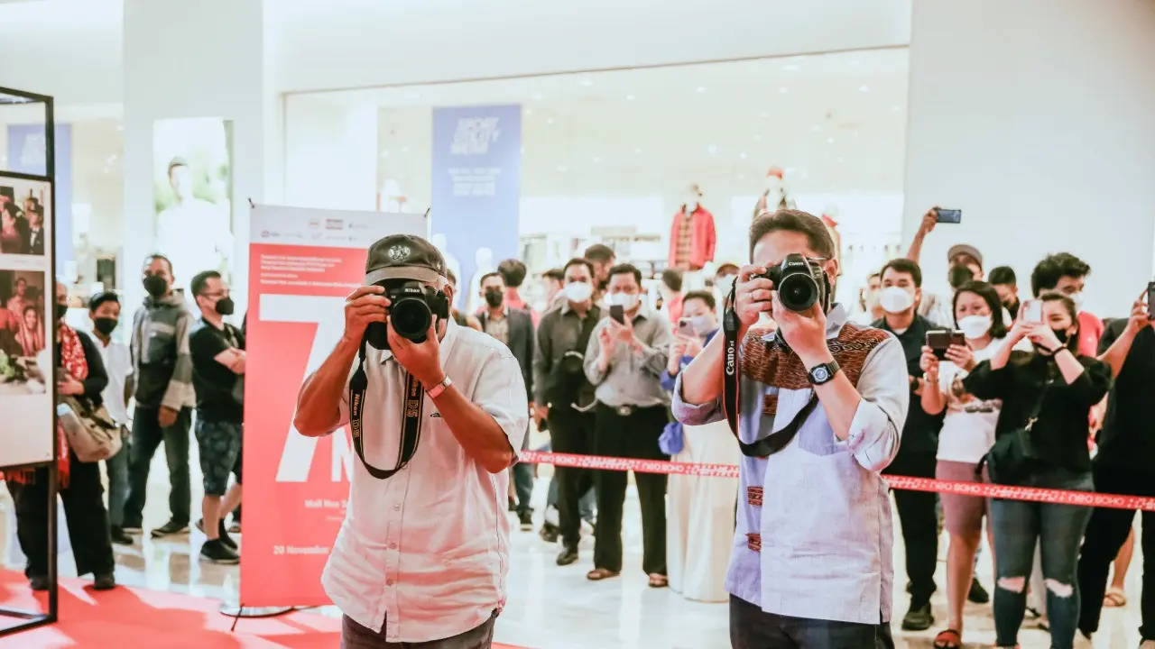 Menteri Pekerjaan Umum dan Perumahan Rakyat (PUPR) Basuki Hadimuljono bersama Menteri Kesehatan Budi Gunadi Sadikin saat menghadiri Pameran Fotografi Jurnalistik dan peluncuran buku fotografi bertajuk "7 Citizen No.1"