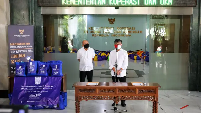Ikatan Keluarga Alumni ITS Sumbangkan 1.000 Paket Sembako ke KemenKopUKM untuk UMKM Terdampak Covid-19