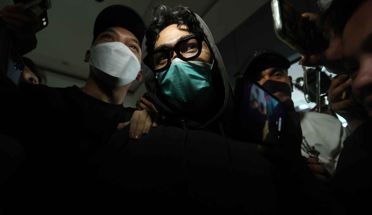 Musisi sekaligus aktor, Onadio Leonardo atau akrab disapa Onad, saat tiba di Polres Jakarta Barat pada Senin (3/11/2025). Onad ditahan sementara di Polres Jakarta Barat untuk menjalani pemeriksaan lebih lanjut oleh penyidik Satuan Reserse Narkoba. (Kapanlagi.com/Budy Santoso)