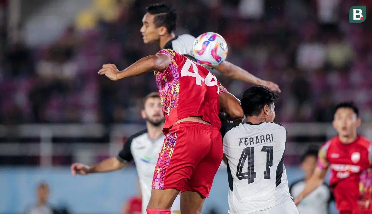 <p>Pemain Persis Solo, Ricardo Aparecido De Lima (kiri) berduel udara dengan pemain Persija Jakarta, Muhammad Ferarri pada laga perebutan peringkat ketiga Piala Presiden 2024 di Stadion Manahan, Solo, Sabtu (3/8/2024). (Bola.com/Bagaskara Lazuardi)</p>