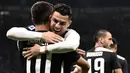 Striker Juventus, Cristiano Ronaldo, merayakan gol yang dicetak Paulo Dybala ke gawang Inter Milan pada laga Serie A di Stadion San Siro, Milan, Minggu (6/10). Inter kalah 1-2 dari Juventus. (AFP/Marco Bertorello)