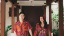 Maudy Ayunda dan Jesse Choi kembaran kenakan busana full motif yang festive saat Lebaran. Styling yang pas bikin outfit penuh motif itu terlihat serasi. [@maudyayunda]