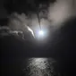 Rudal Tomahawk ditembakkan kapal perang AS yang ada di Laut Mediterania,menyasar pangkalan udara Suriah, Jumat (7/4). Perintah serangan terbuka ini yang pertama dilakukan Donald Trump sepanjang kepemimpinannya sebagai Presiden AS. (U.S. Navy via AP)