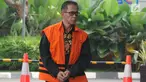 Tersangka Bupati nonaktif Mesuji Khamami tiba untuk menjalani pemeriksaan di Gedung KPK, Jakarta, Selasa (14/5/2019). Khamami diperiksa sebagai tersangka untuk melengkapi berkas terkait kasus suap fee proyek infrastruktur pada Dinas PUPR Pemkab Mesuji. (merdeka.com/Dwi Narwoko)