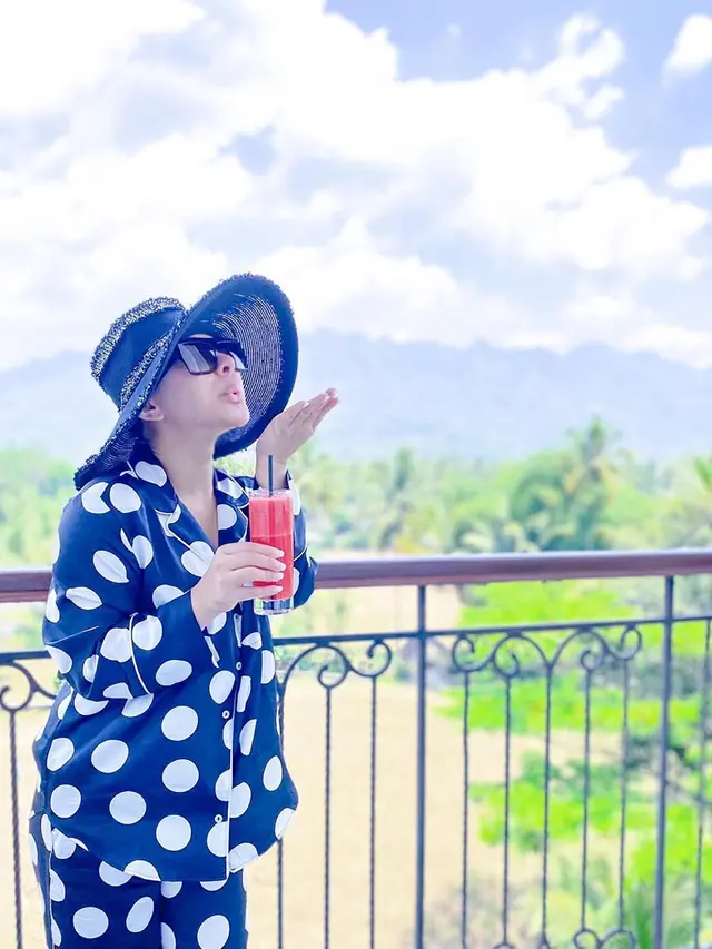 Usai Dari Bromo Ini 7 Momen Liburan Syahrini dan Reino Barack ke Borobudur