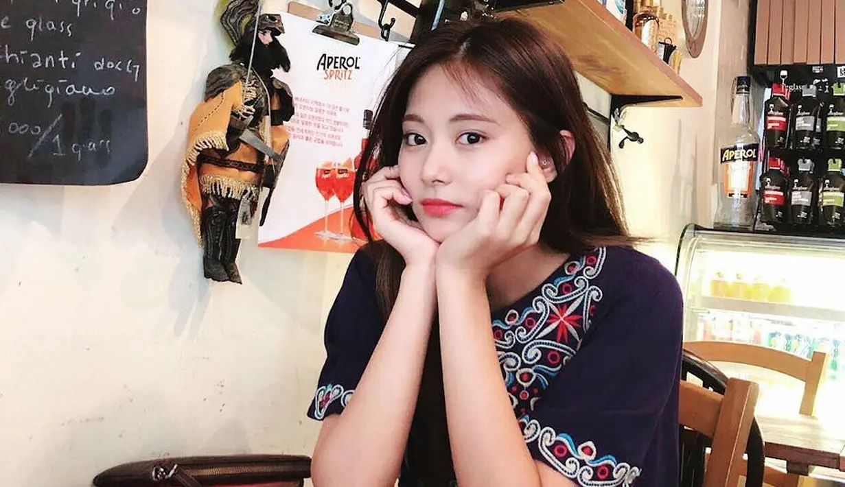 Tzuyu merupakan salah satu personel TWICE yang populer, ia mempunyai banyak penggemar baik dari kaum laki-laki maupun perempuan. Namun di balik wajahnya yang cantik, ia ternyata pribadi yang tertutup. (Foto: instagram.com/queentzuyu)