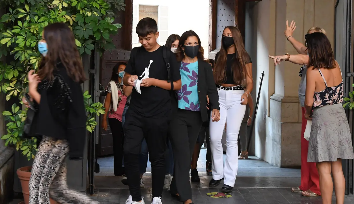 Para siswa memasuki sebuah sekolah menengah atas di Roma, Italia (14/9/2020). Jutaan siswa di Italia kembali bersekolah pada Senin (14/9). (Xinhua/Elisa Lingria)