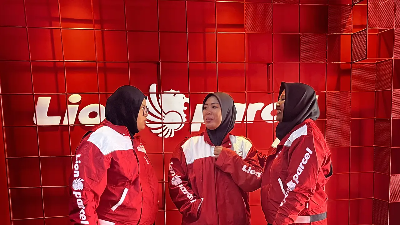 Kisah Kurir Perempuan Lion Parcel: Semangat Kartini Masa Kini Menembus Batas