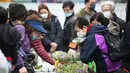 <p>Pengunjung membeli tanaman dan bunga pada hari pembukaan pasar bunga di Hong Kong (16/1/2023). Menjelang Tahun Baru Imlek yang menandai tahun Kelinci pasar bunga di Hong Kong mulai ramai di kunjungi pengunjung. (AFP/Peter Parks)</p>