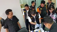 Satgas Anti-Mafia Bola Polri saat menggeledah kantor PSSI didampingi Sekjen Ratu Tisha Destria, Rabu (30/1). (Istimewa)