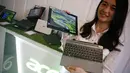 Model menunjukan produk terbaru notebook Acer di Jakarta, Rabu (22/6). Produk ini juga telah menggunakan prosesor intel generasi ke-6. (Liputan6.com/Angga Yuniar)