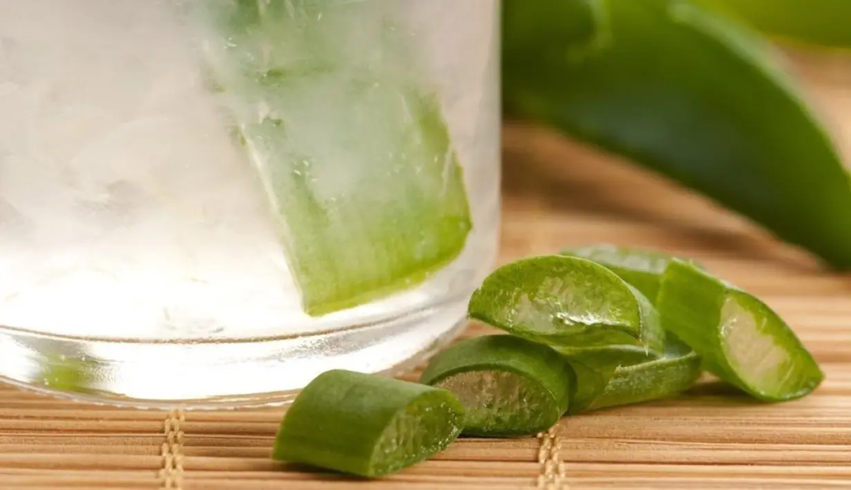 Lidah buaya pun mempunyai kandungan air yang tinggi dan membuat kulit terlihat lebih muda. Ambil jeli lidah buaya, dan konsumsi dengan air dalam bentuk minuman setiap pagi. (huffingtonpost.com)