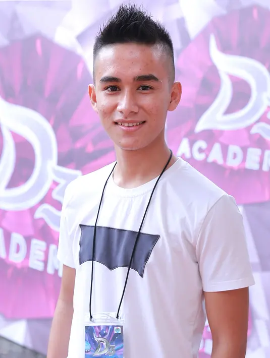 Sejak kecil, Ilham mengaku suka dengan musik dangdut. Ayahnya yang juga pemain musik dangdut banyak mengajarkan tentang lagu dangdut. (Galih W. Satria/Bintang.com)