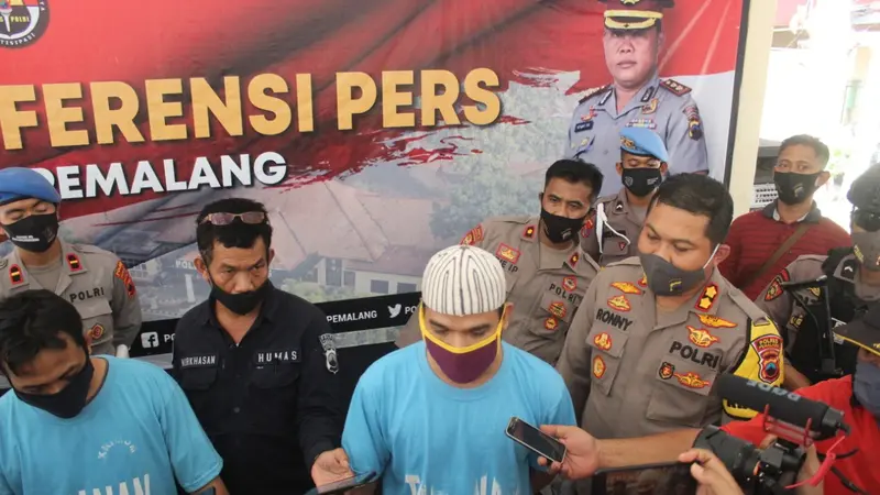 Polisi menangkap dua tersangka penipuan CPNS di Pemalang. (Foto: Liputan6.com/Humas Polres Pemalang)