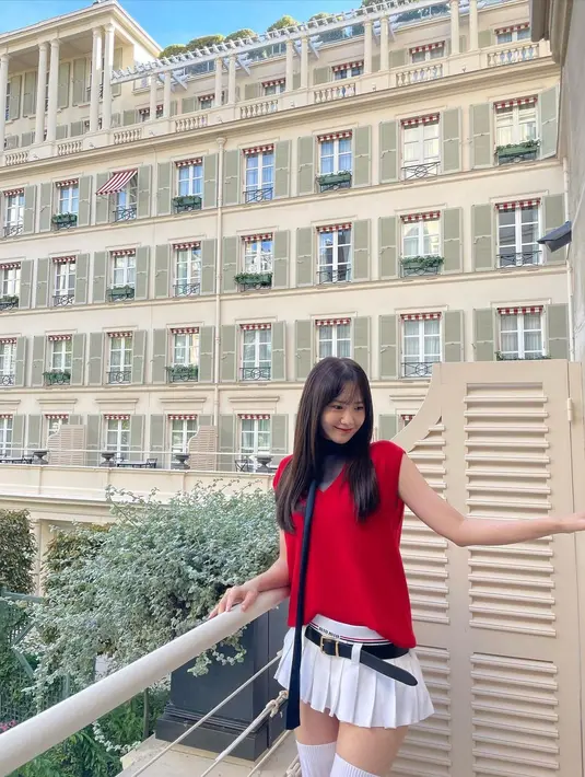 YoonA SNSD diketahui berangkat ke Paris pada 3 Oktober lalu untuk menghadiri peragaan busana Miu Miu. Ia membagikan foto-foto saat menghadiri event ini, dan juga saat berjalan-jalan di ruang publik. (Foto: Instagram/ yoona__lim)