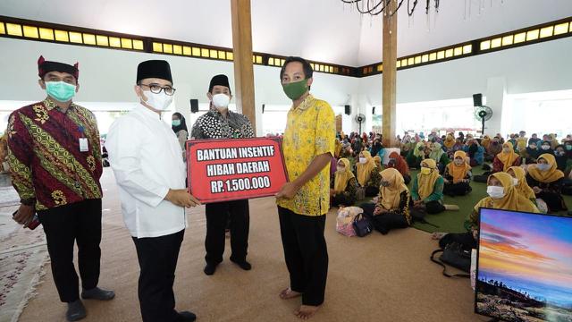 Pemkab Banyuwangi Salurkan Rp 1 65 Miliar Bagi Insentif Guru Paud News Liputan6 Com