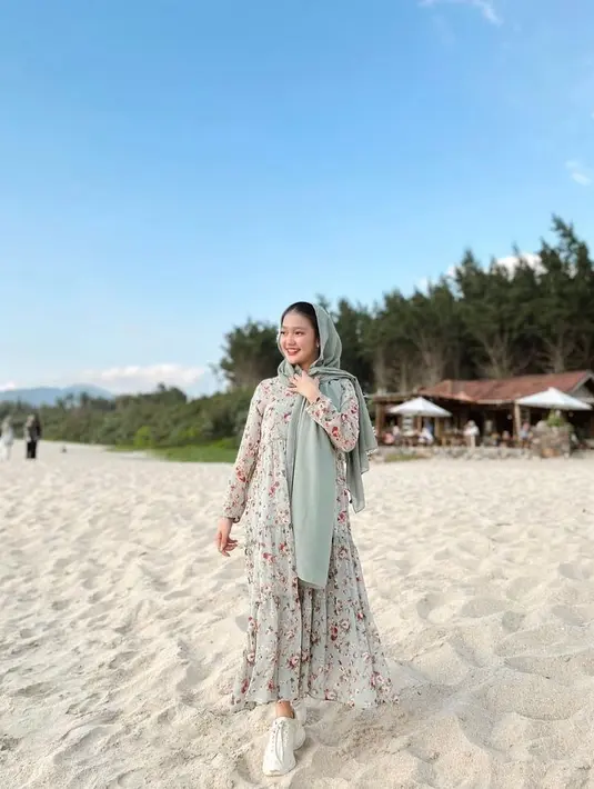 Remaja memang paling cocok kenakan gamis warna cerah atau pastel. Bisa tiru gaya seleb TikTok Chika ini. Padukan gamis floral dengan pashmina warna hijau mint. (Instagram/chndrika_).