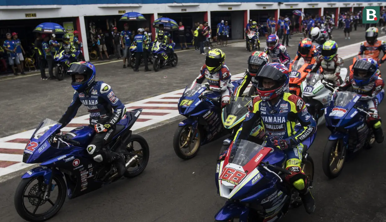 Para pebalap bersiap mengikuti Yamaha Sunday Race seri 1 di Sirkuit Sentul, Bogor, Minggu (8/4/2018). Lomba ini diselenggarakan oleh Yamaha Indonesia Motor Manufacturing dengan mempertandingan 10 kelas. (Bola.com/Vitalis Yogi Trisna)