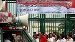 Massa melakukan unjuk rasa di depan Gedung DPR, Jakarta, Rabu (12/7). Dalam aksinya mereka menuntut Rampungkan RUU Anti - Terorisme, Tolak Hak Angket KPK, dan Bubarkan DPR. (Liputan6.com/Johan Tallo)