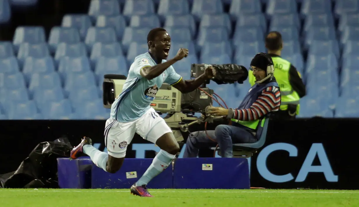 Penyerang Celta Vigo, Pione Sisto melakukan selebrasi usai mencetak gol kegawang Barcelona pada lanjutan liga Spanyol di Stadion Balaidos, Vigo (3/10).  Celta Vigo berhasil mengalahkan Barcelona dengan skor 4-3. (REUTERS/Miguel Vidal)