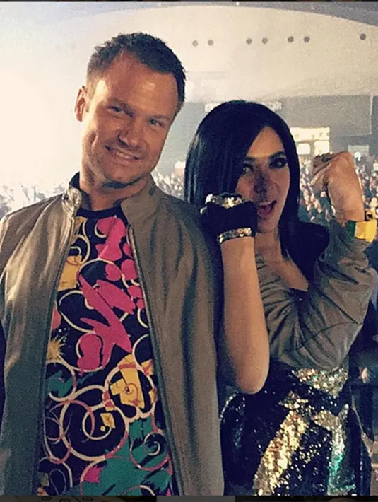 Tidak ada pernyataan resmi baik dari Dash Berlin maupun Syahrini terkait hubungan mereka. Namun keduanya tak sungkan menunjukkan keintiman di akun media sosial masing-masing. (Via Instagram/@Princessyahrini)