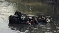 Mobil Fortuner Tercebur ke Kali Cideng, Lalin Macet Parah