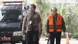 Tersangka Direktur PT Moderna Teknik Perkasa, Susilo Prabowo (kanan) tiba di Gedung KPK, Jakarta, Kamis (2/8). Susilo kembali diperiksa terkait dugaan suap proyek infrastruktur di Kabupaten Tulungagung dan Kota Blitar. (Liputan6.com/Herman Zakharia)