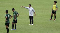 Pelatih Timnas Indonesia U-22, Indra Sjafri, memberikan instruksi saat latihan di Stadion Madya, Jakarta, Jumat (18/1). Latihan ini merupakan persiapan jelang Piala AFF U-22. (Bola.com/Yoppy Renato)