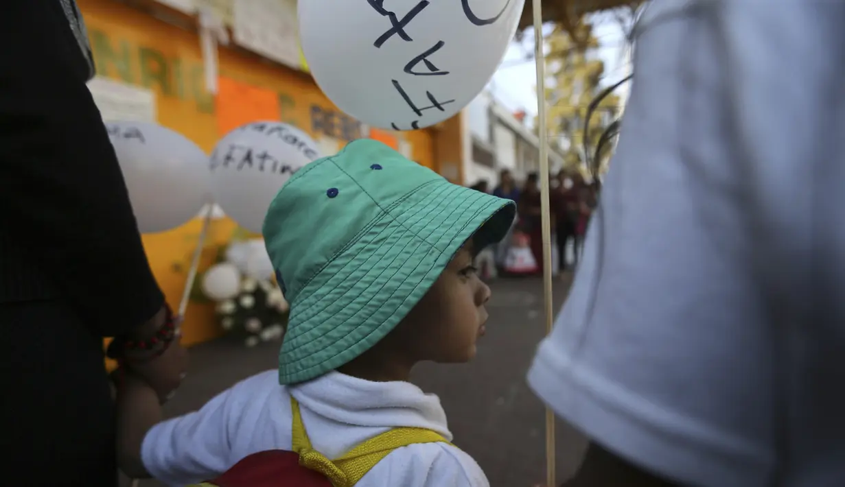 Seorang anak mengikuti prosesi pemakaman korban pembunuhan Fatima di Mexico City (18/2/2020). Pembunuhan fatima telah memicu kemarahan yang meningkat atas pembunuhan brutal terhadap wanita, termasuk yang ditemukan ditikam sampai mati dan dikuliti awal bulan ini. (AP Photo/Marco Ugarte)
