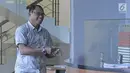 Ajudan terdakwa Setya Novanto, Corneles Towoliu menuju lobi usai menjalani pemeriksaan di Gedung KPK, Jakarta, Jumat (9/2). Corneles diperiksa KPK sebagai saksi untuk tersangka korupsi e-KTP Anang Sugiana Sudihardjo. (Liputan6.com/Herman Zakharia)