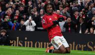 Pemain Manchester United, Patrick Dorgu melakukan selebrasi setelah mencetak gol ke gawang Newcastle dalam laga bertajuk Boxing Day Liga Inggris 2025/2026 di Old Trafford, Manchester, Inggris, Jumat (26/12/2025) waktu setempat. (AFP/Darren Staples)