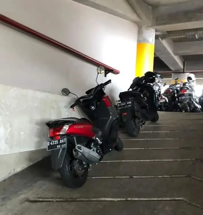 Parkir Motor Melawan Gravitasi (Instagram/@upi.parkir)
