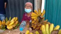 Nenek Arsiah berjualan pisang di Pontianak, Kalbar. (Foto: Liputan6.com/Aceng Mukaram)
